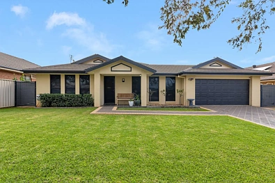 Parkes 4chambre Executive Family Living in a Highly Sought-After East Parkes Location