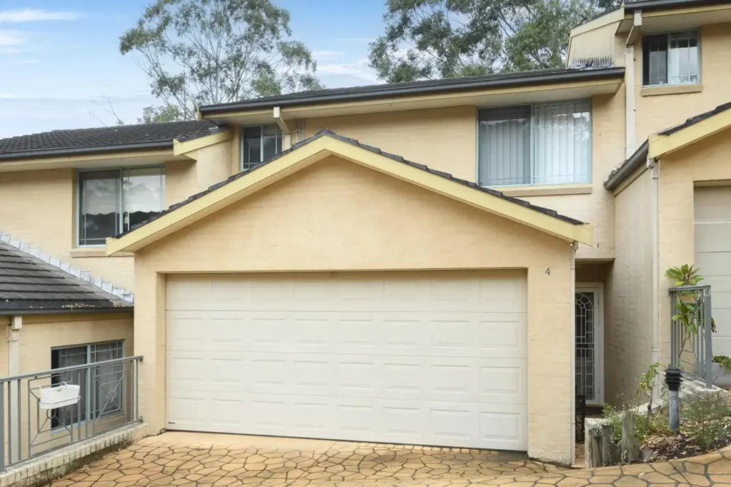 Modern 3-Bedroom Townhouse with Double Garage