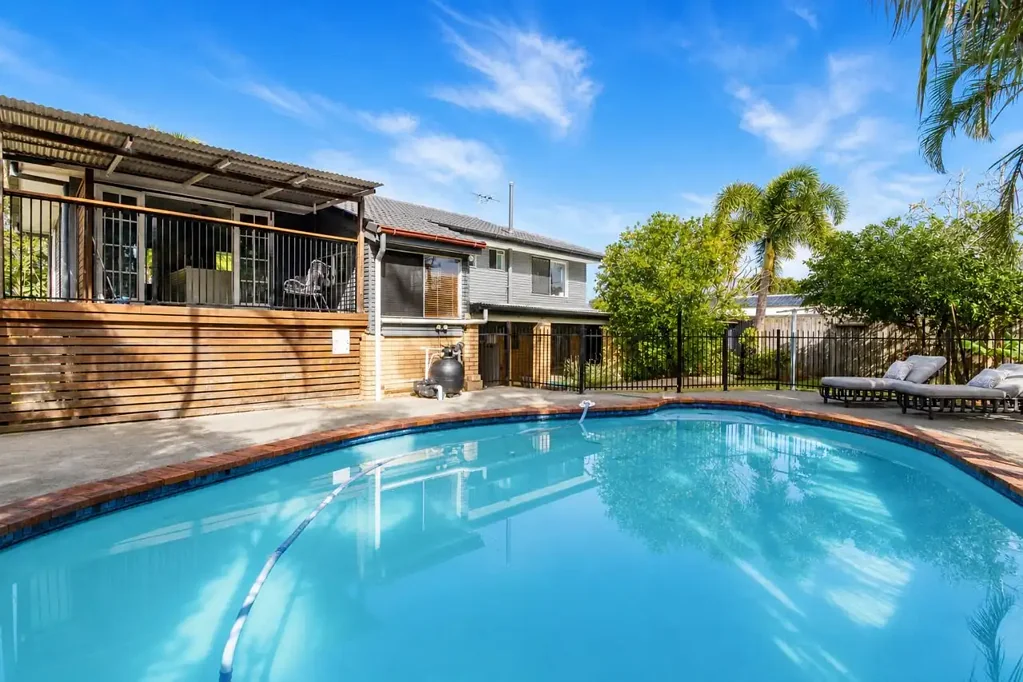Birkdale 3બેડરૂમ Spacious Character Home with In-Ground Pool on 615m² Block