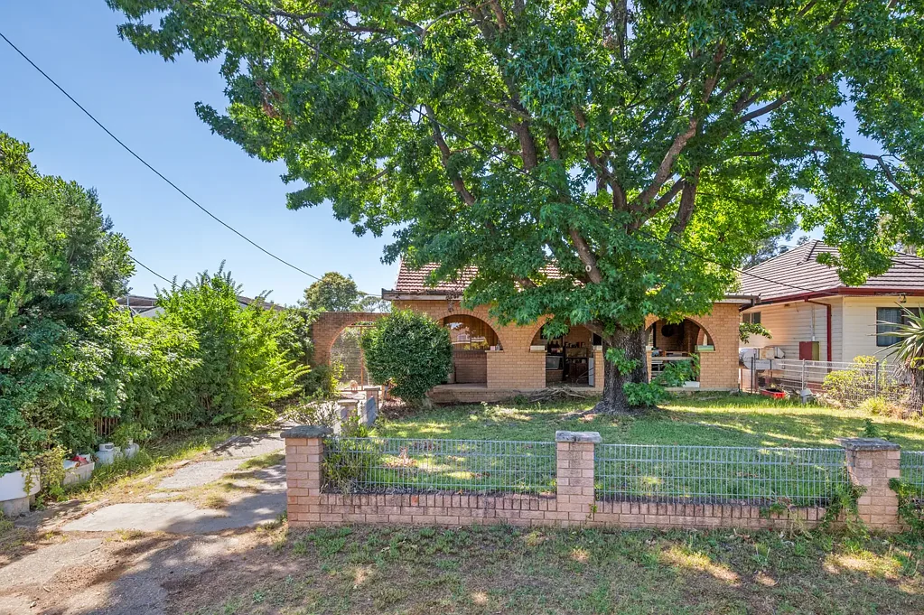 33 Parkland Avenue, Macquarie Fields, NSW 2564
