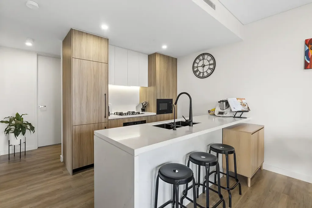 Drummoyne 2房 角落朝向 360度水景 美食厨房 石英台面 两卧带景 安全电梯 双产权车位 Immaculate apartment with Harbour Bridge views