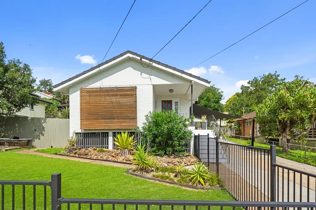 Acacia Ridge 3침실 Renovated Post-War Charm With Modern Comforts
