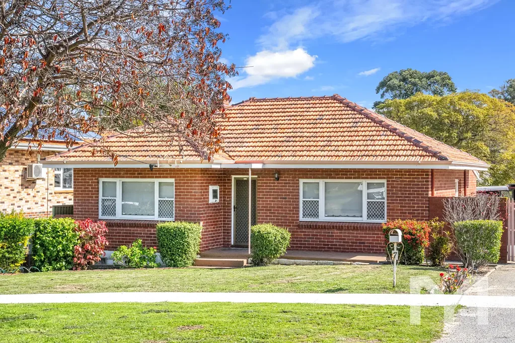 Beaconsfield 2房  You're Invited to... 1955 Classic Family Home