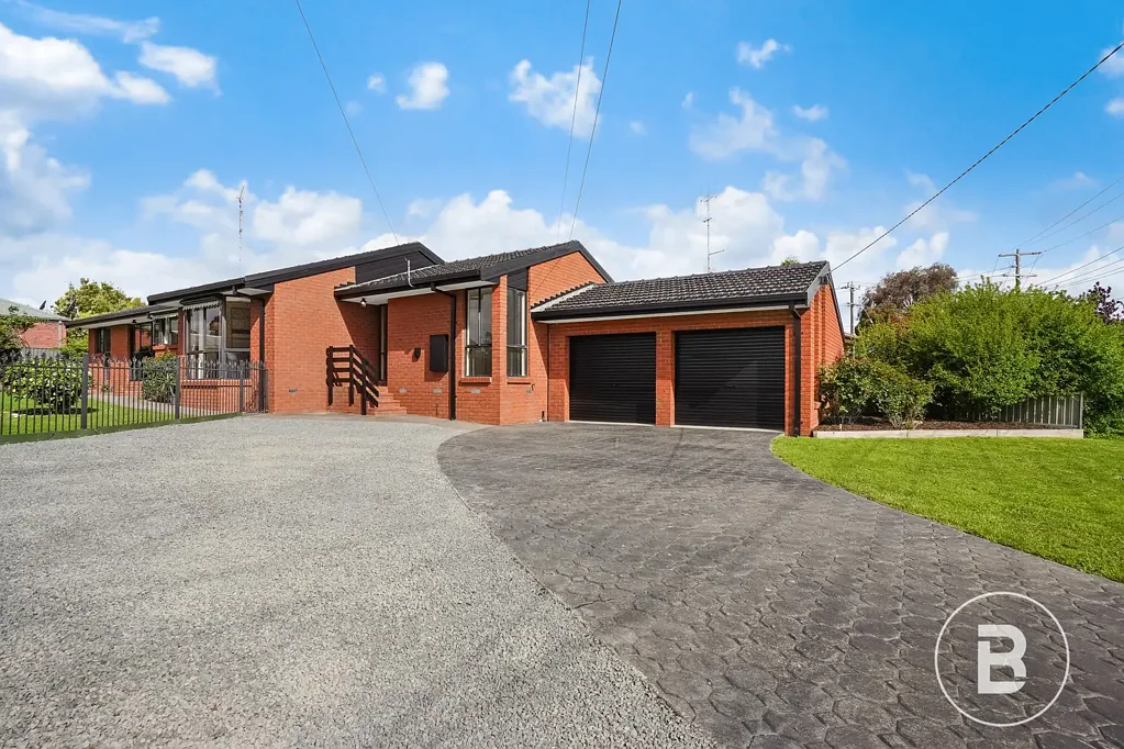 Wendouree 4Kwarto IMMACULATE FOUR-BEDROOM BRICK VENEER HOME WITH DUAL LIVING