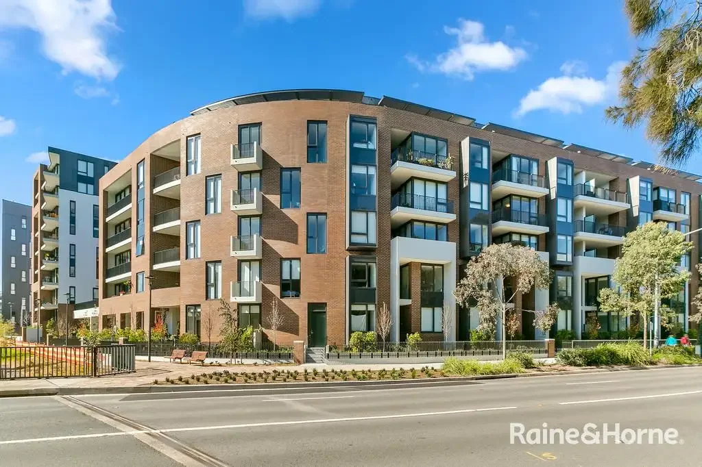 Spacious apartment located 280m to Tramsheds - Industrial-chic commercial complex featuring food vendors, supermarket & trendy restaurants.