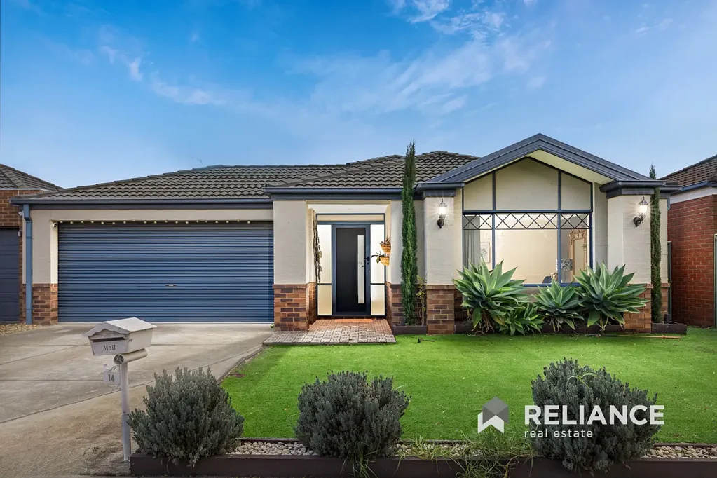 Wyndham Vale 4Zimmer East-Facing Gem with Two Living Zones, Steps from Wyndham Vale Square and School!