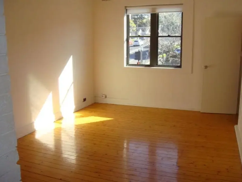 Spacious, light 2 br + sunroom. Close to beach, cafes and public transport