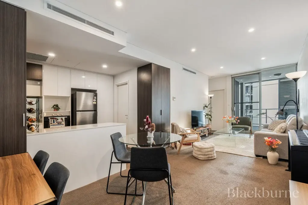 FULLY FURNISHED & EQUIPPED IN PRIME LOCATION!