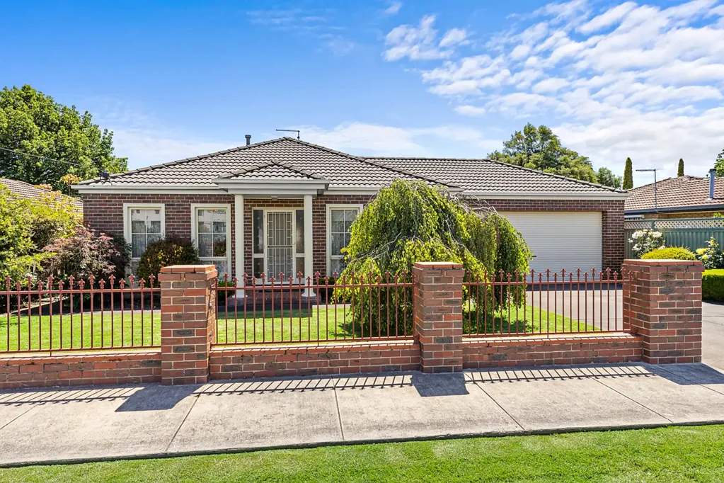 8 Webbcona Parade, Wendouree, VIC 3355