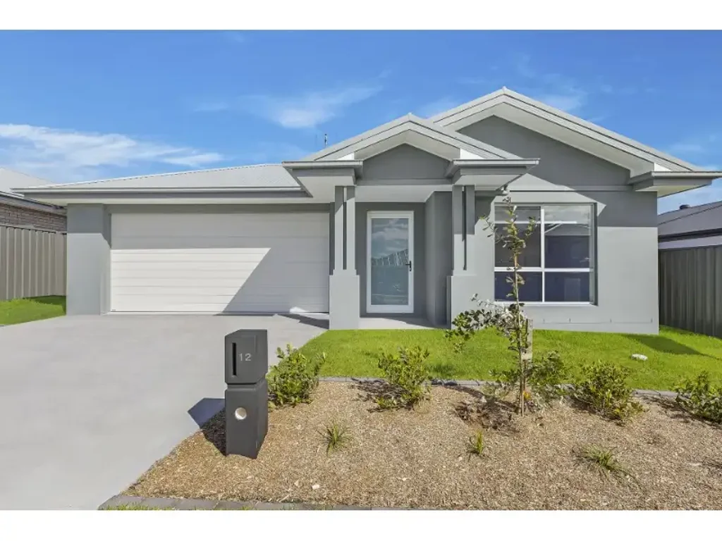 NEAR NEW MODERN FAMILY HOME IN GREAT LOCATION