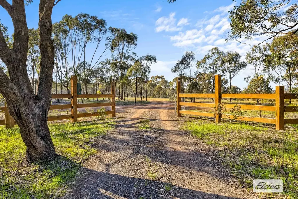 Navarre Wonderful getaway or hobby farm