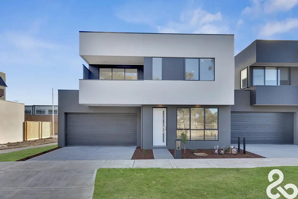 STYLISH TOWNHOUSE!!