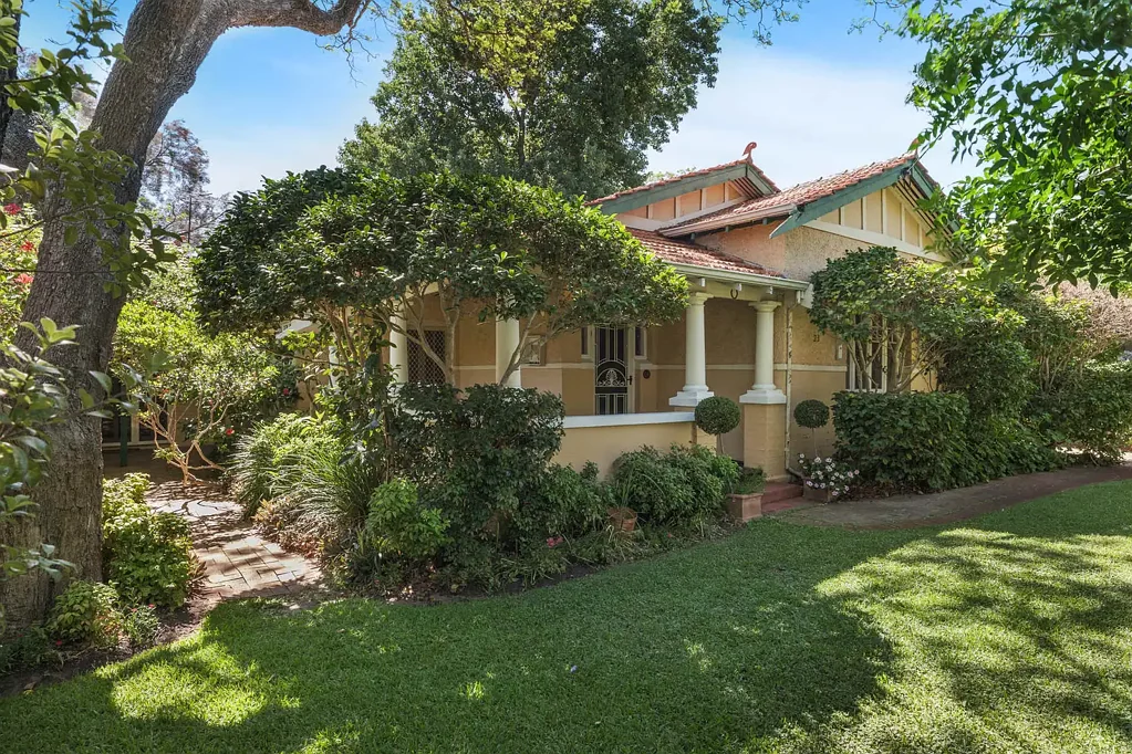 Charming Home in Nedlands - gardening included!