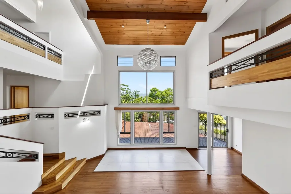 Elermore Vale 5Zimmer Split Level Family Entertainer with Panoramic Deck Views on Spacious 914m² Block – Walk to Shops, Schools & Easy Commute to Newcastle
