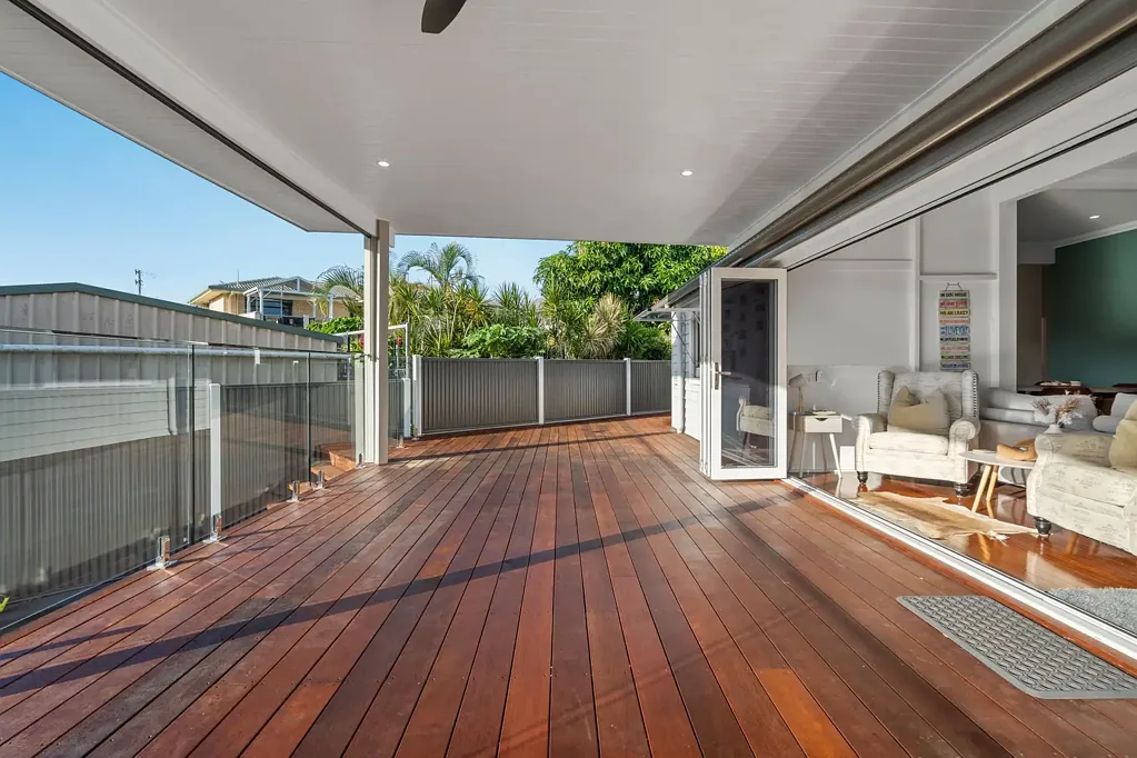 Labrador 4ห้องนอน Entertainer's Dream with Pool and Seamless Indoor Outdoor Living