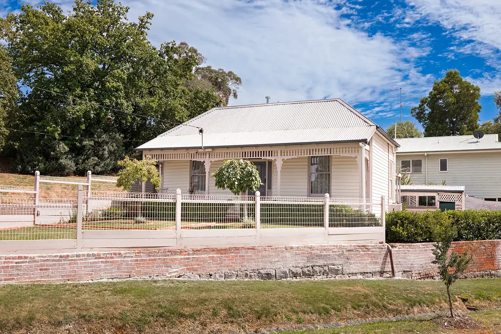 STUNNING FURNISHED HOME IN GREAT LOCATION