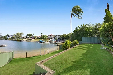 Benowa 4房 Interstate Investor Meets the Market on Prime Waterfront - Renovate or New Build