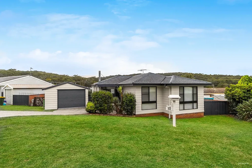 Teralba 4房  Extended Family Comfort in a Tranquil Pocket Near Amenities, Lake & Transport