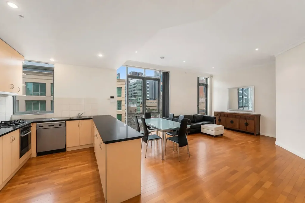 SPACIOUS WAREHOUSE-STYLE LIVING IN THE HEART OF THE MELBOURNE CBD
