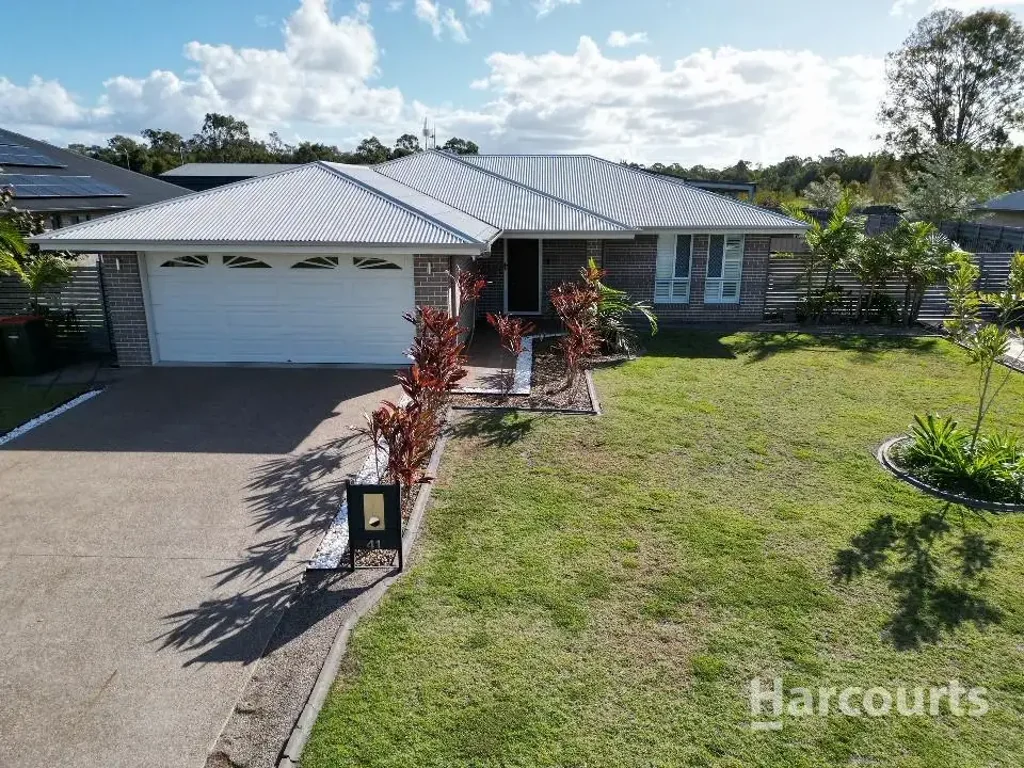 Toogoom 4房  Beachside Family Oasis with Shed, Pool & Space Galore