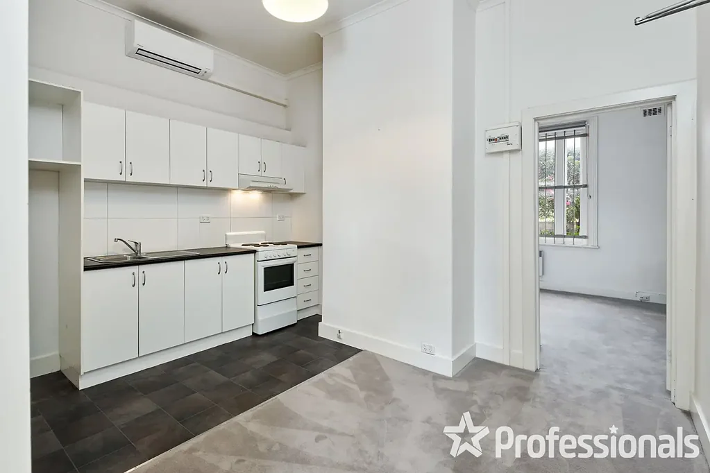 LOVELY 2 BEDROOM PROPERTY LOCATED IN THE HEART OF ST KILDA!