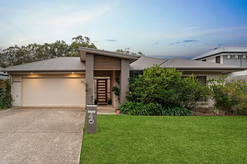 North Lakes 4غرفة نوم Expansive Family Home with Bushland Backdrop in Quiet North Lakes Pocket