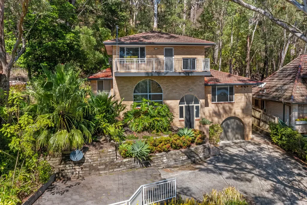 Spacious Family Home & Sweeping Water Views