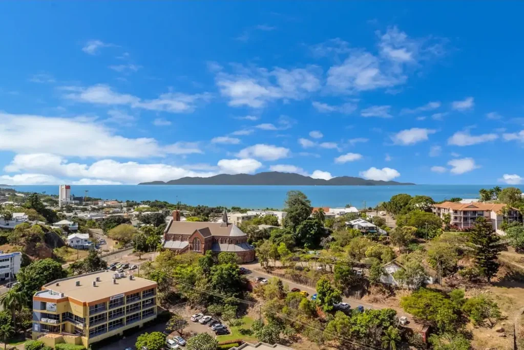 Townsville City 1房  Elevated Inner-City Living with Panoramic Views