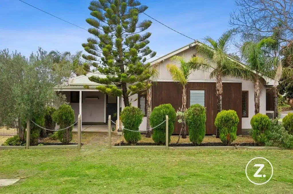 Coastal Charm Meets Family-Friendly Living: A Spacious 3-Bedroom Home in Rosebud's Prime Locale