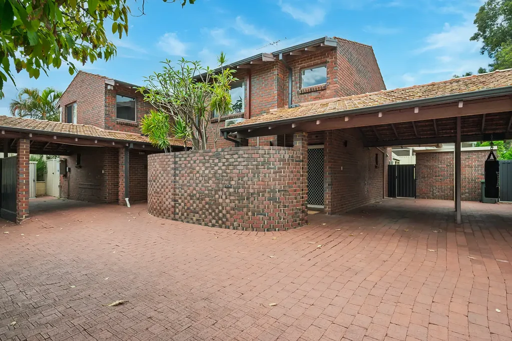 Unfurnished house in fantastic location !