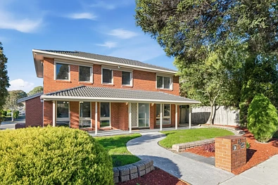 Wantirna South 5房 宽敞的家庭生活空间,位于优越的街角地块 Spacious Family Living on a Prime Corner Allotment