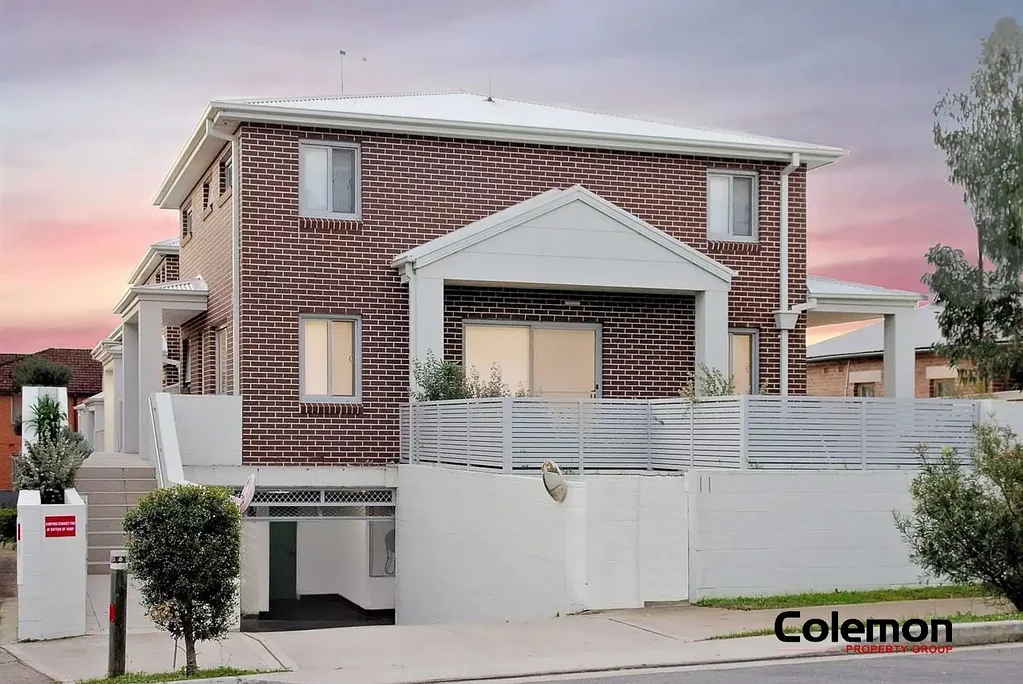 Modern Spacious Townhouse With Huge Garage