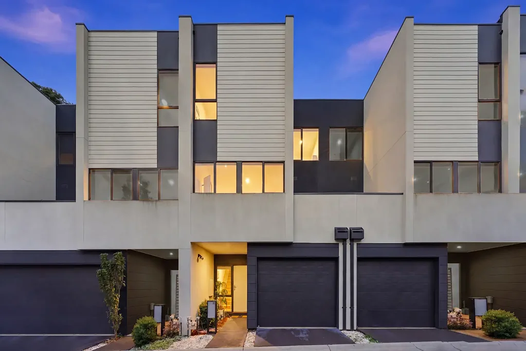 Doveton 3房 三室宽敞卧室 现代厨房便利 遥控双车位 garage 低维护绿洲 Doveton便捷生活 Modern Low-Maintenance Entertainer in High Growth Pocket