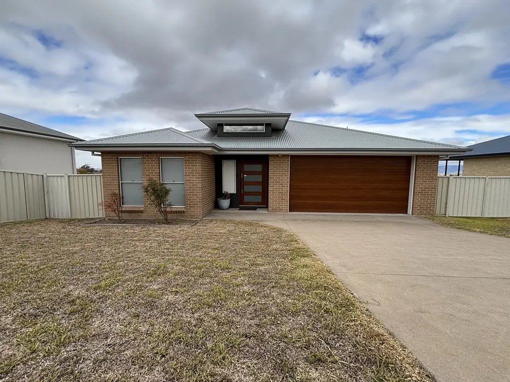 Spacious Fully Furnished Family home with stunning views