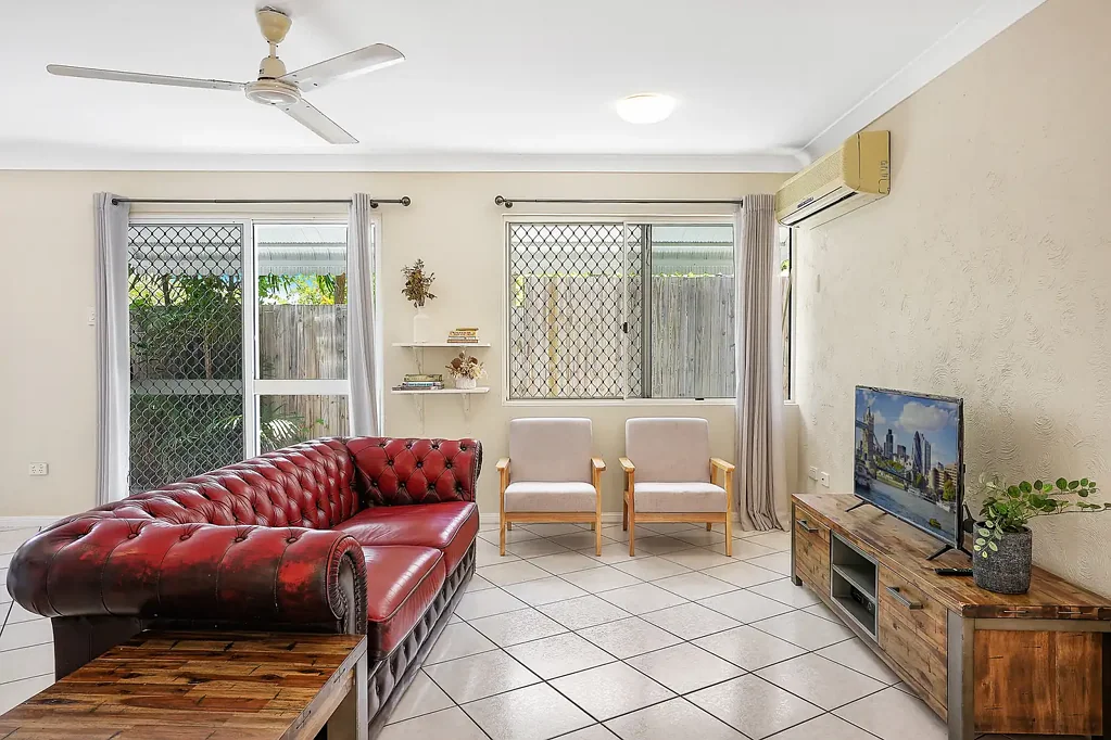 North Ward 2chambre Well presented townhouse with courtyard and outlook