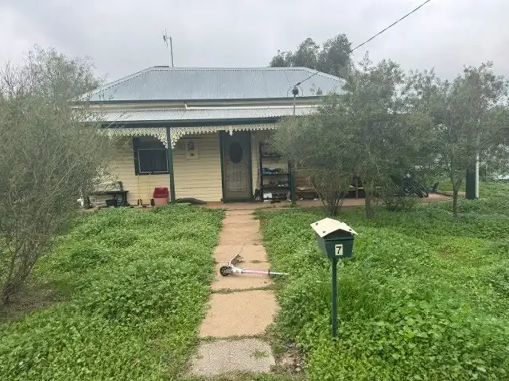 Charlton  CHARMING COUNTRY COTTAGE ON A HUGE BLOCK!