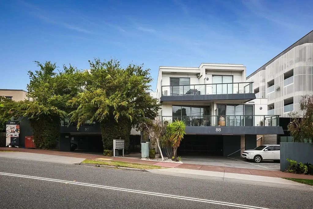 Mordialloc 2房 两居室实用布局 一车位便捷生活 地处繁华街区 交通便利近海滩 Smart Buying in a Prime Mordialloc Location