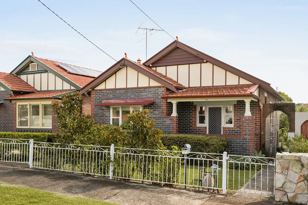 Single level home on north rear block in near-bayside location