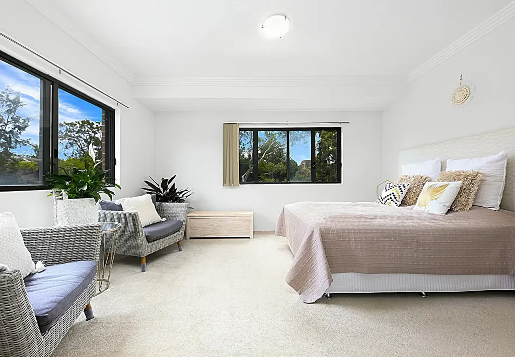 Pymble 3Zimmer Set High, Oversized and Convenient with a Study Room & 2 Balconies!