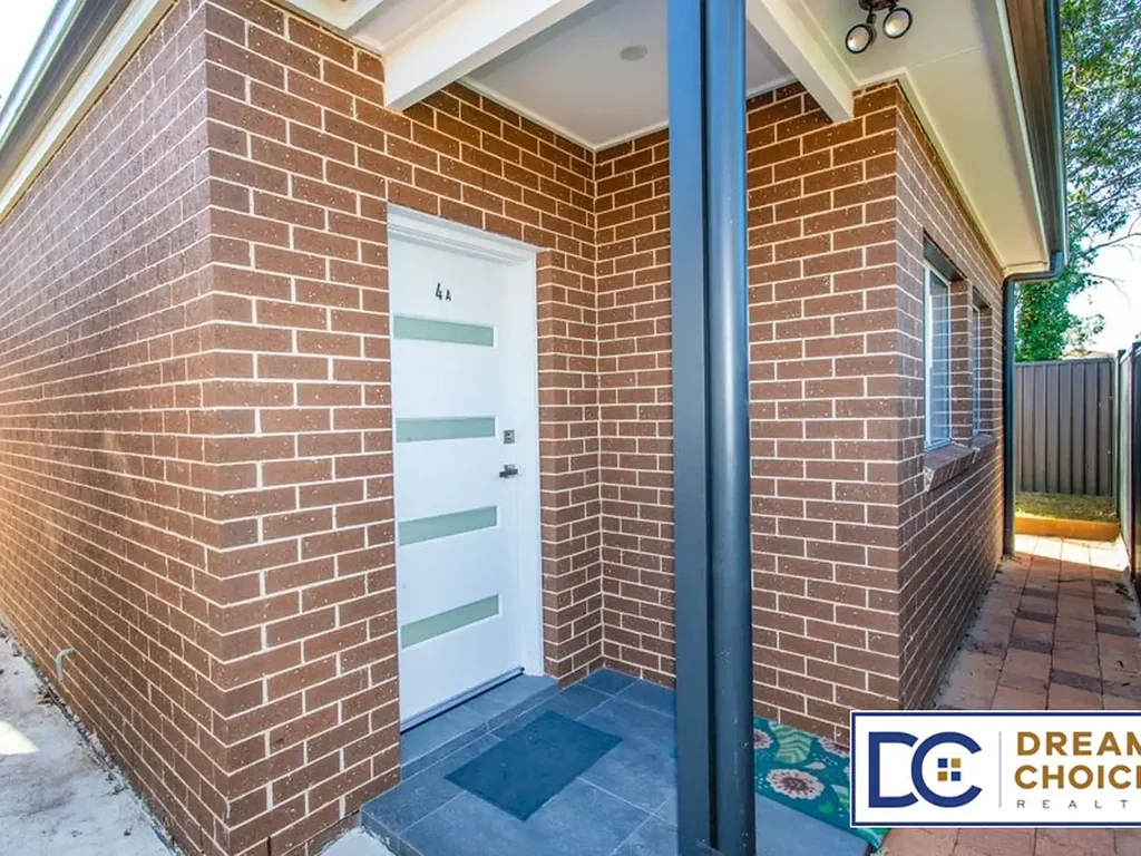 Near New Granny Flat close to Shops; Water Included