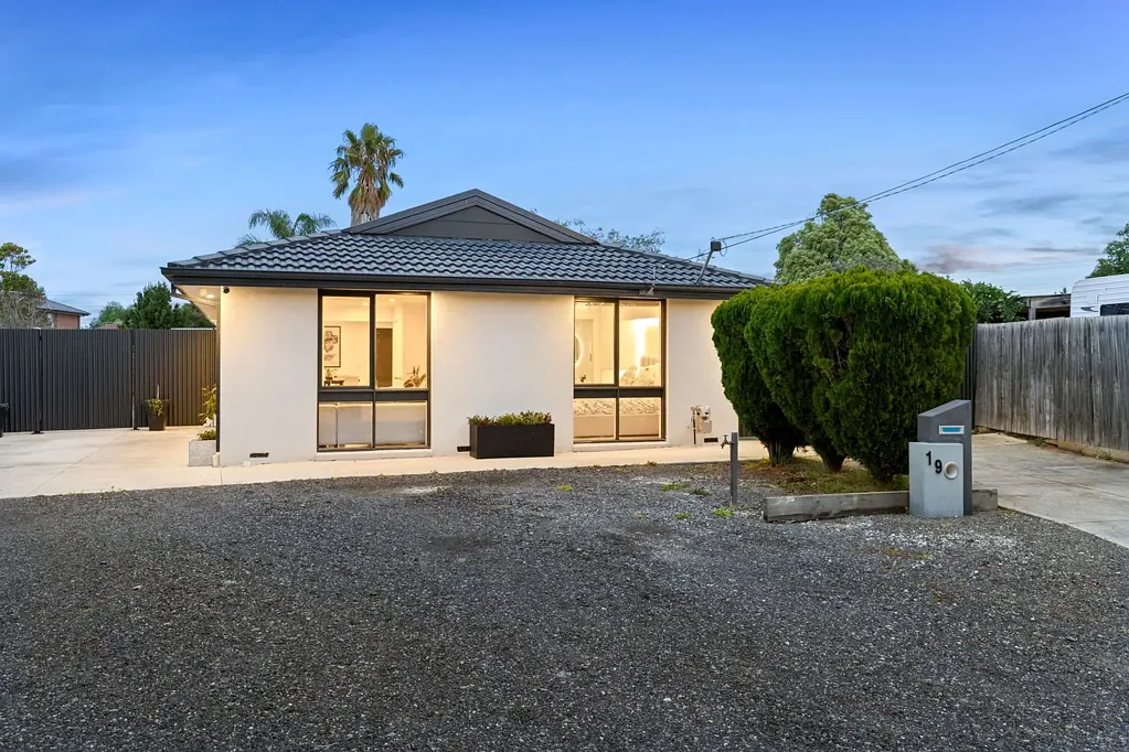 Hoppers Crossing 3 Slaapkamer Court Location, Side Access & Family Living