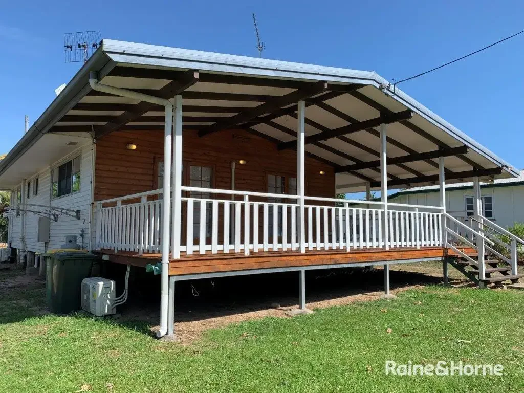2 Bedroom House with Pool in Newell Beach