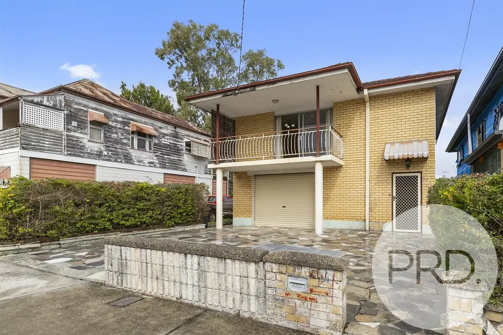 Wooloowin 3房 Wooloowin核心地段 407平米缓坡地 双砖瓦结构 宽敞两层布局 三大卧朝北 朝北阳台纳光 朝北阳台纳风 车库可容三车 空置待创梦想 LOCATION PERFECT, YOUR CHOICE, RENOVATE, DEMOLISH & BUILD YOUR DREAM  https://vltre.co/7JffuB