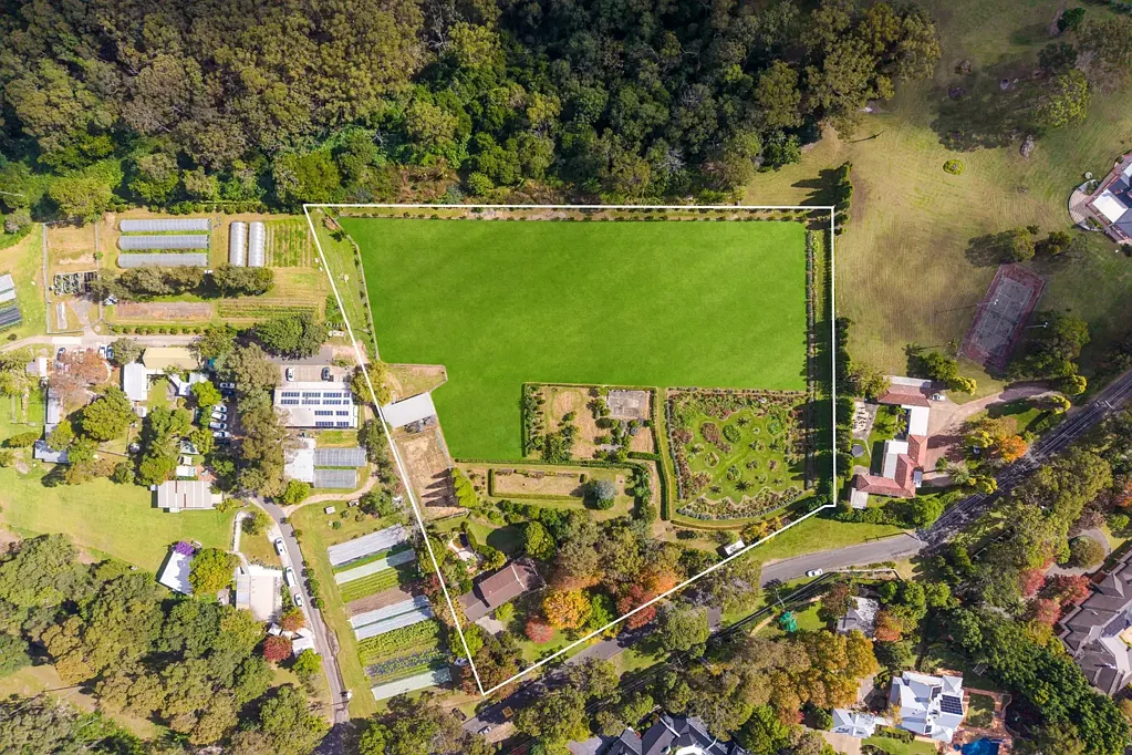 Dural 5房 Dural显赫街道 130米临街面 永久自然背景 绝对隐私宁静 代际同住灵活 Here is your chance to have it all.  

Prime real estate in a genuine blue-ribbon location.