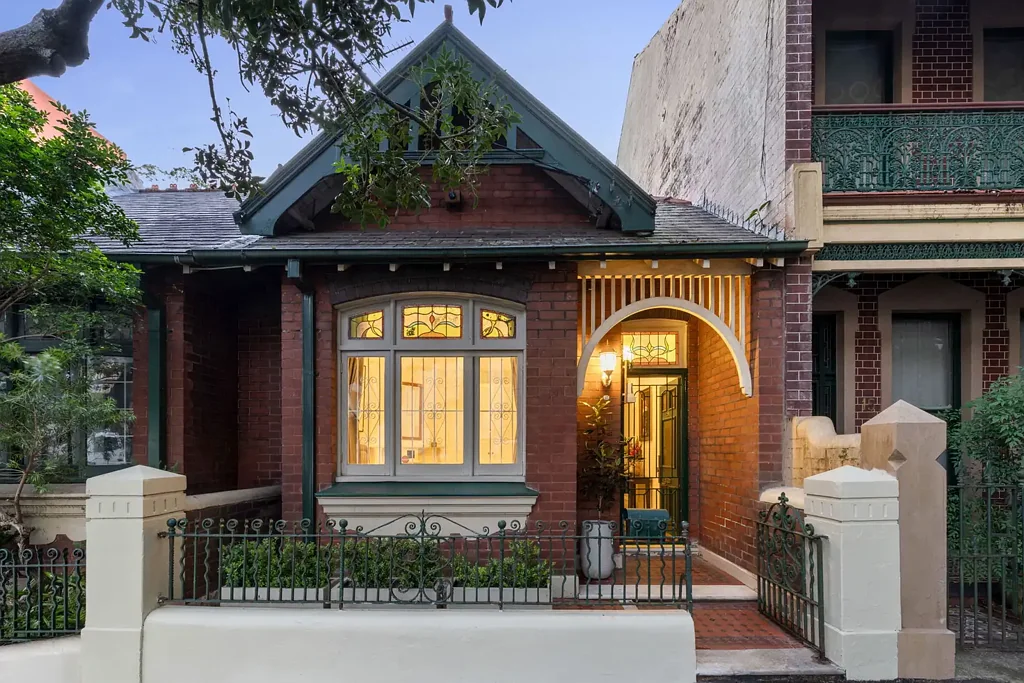 Newtown 3房 Newtown顶级街道 100米公园 DA已批4卧3.5卫 原始地板吊顶 停车库近大学医院 Rare opportunity in a premier locale / with DA approved plans