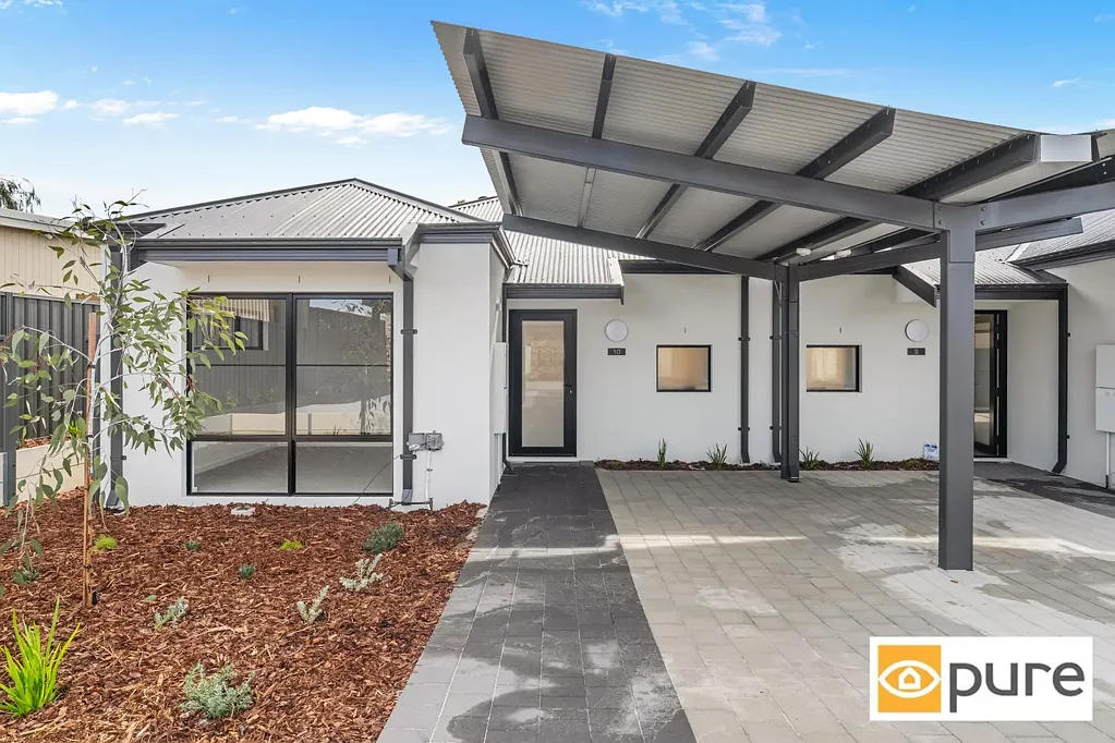 STYLISH BRAND NEW HOME IN A PRIME HAMILTON HILL LOCATION