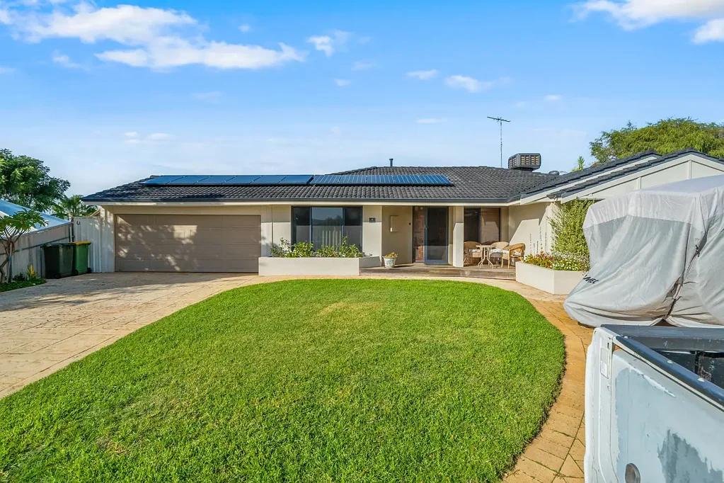 Halls Head 4房  Large family home packed with space & practicality.