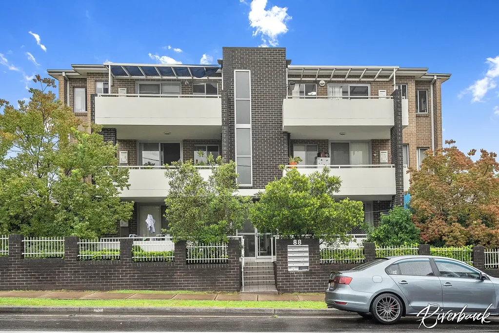 Merrylands 2房 便利生活CBD精品公寓 148㎡面积 前阳台俯瞰草坪 2卧主卧带浴 Fisher & Paykel厨房 起居空间带空调 主浴带浴缸 巨大庭院 安全停车位 公交购物齐全 立即咨询！ Rare, ground-floor garden apartment with street access