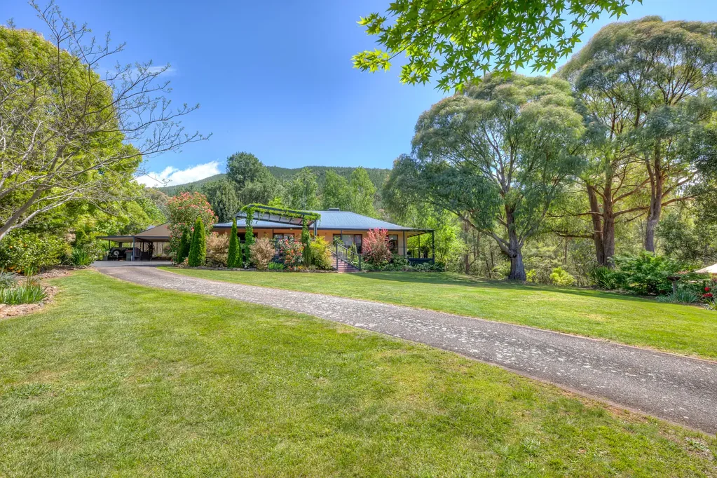 20 Walnut Grove, Bright, VIC 3741