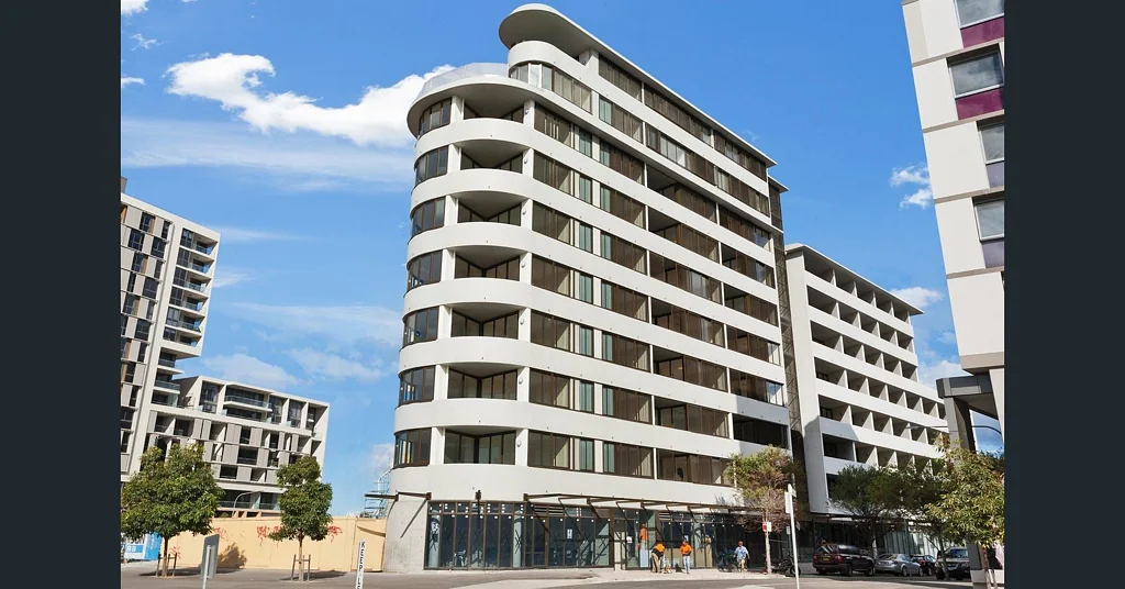 STYLISH ONE BEDROOM + STUDY IN ZETLAND